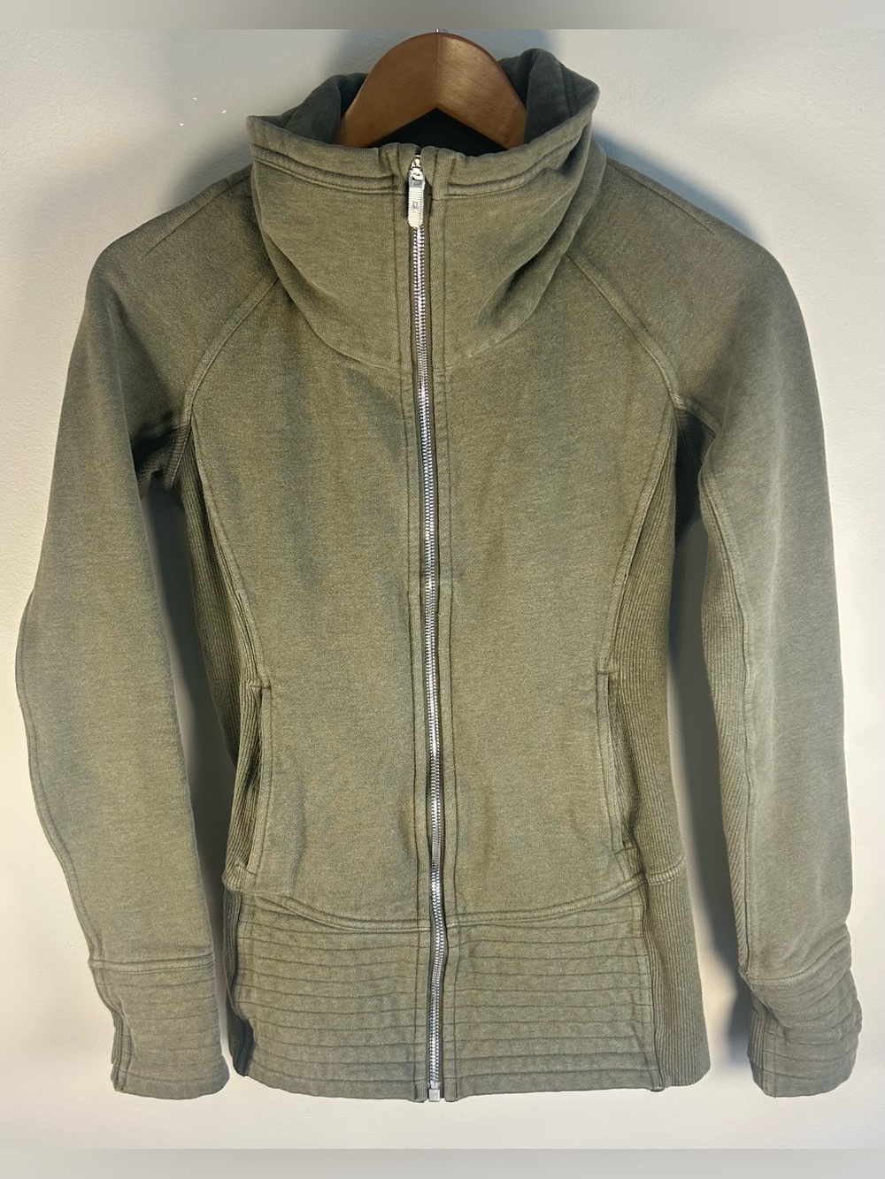 Lululemon Radiant Jacket II Size 2 Women’s Green Full Zip Sweater Thumbholes EUC - Picture 1 of 10